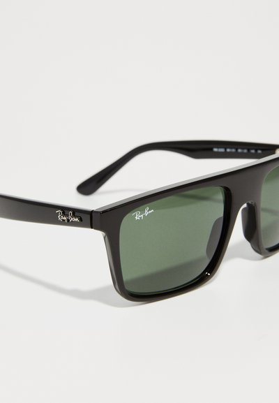 Черни правоъгълни слънчеви очила Ray-Ban с зелени огледални лещи, показани на бял фон.
