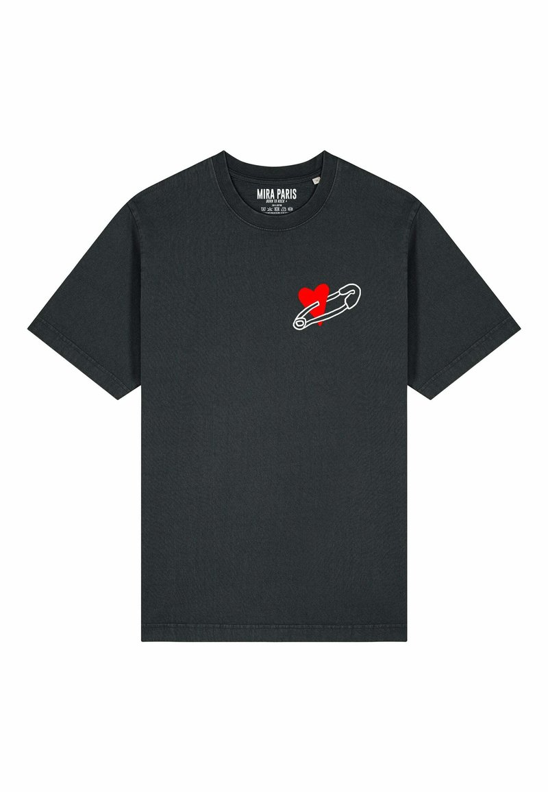 T-shirt en coton noir avec un graphique représentant un cœur rouge et une épingle de sûreté sur la poitrine. Design classique à col rond et à manches courtes.