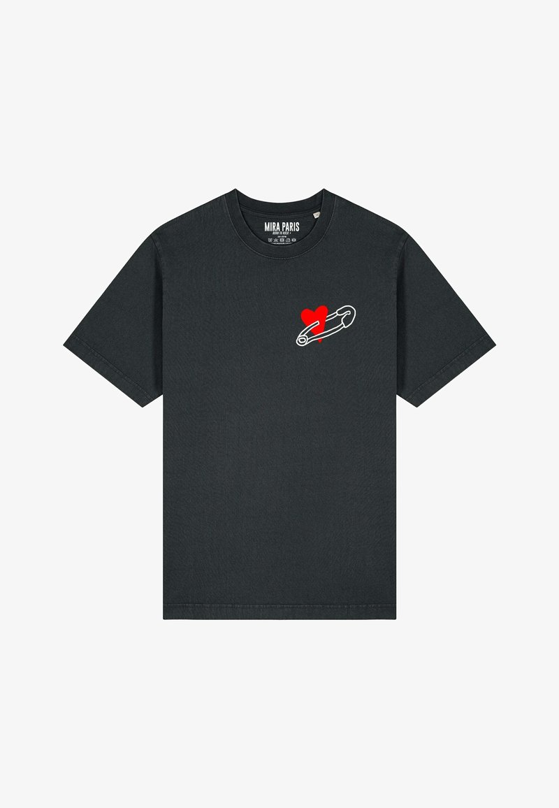 T-shirt en coton noir avec un graphique représentant un cœur rouge et une épingle de sûreté sur la poitrine. Design classique à col rond et à manches courtes.