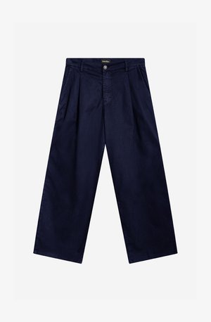 Pantalons larges bleu marine avec plis, fermeture à bouton et passants de ceinture, fabriqués dans un tissu lisse avec une finition nette.
