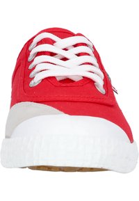 Baskets en toile rouge avec des lacets blancs, présentant une semelle en caoutchouc blanc texturé et des accents en feutre gris clair sur le côté.