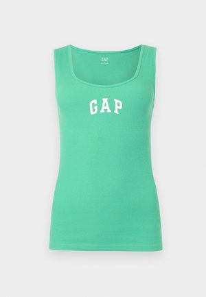 Zielony prążkowany top na szerokich ramiączkach z napisem "GAP" w białych dużych literach na piersi.