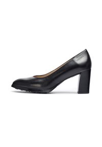 Zapato de tacón alto de cuero negro con punta redondeada, textura suave y tacón grueso con estrías verticales. Logo grabado en el lateral.