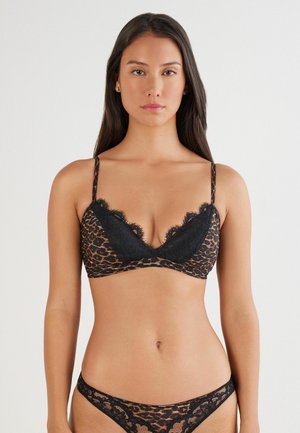 Lace-besat bralette i brun leopardprint, med tynde stropper og en dyb udskæring. Sættet inkluderer matchende lace bikiniunderbukser.