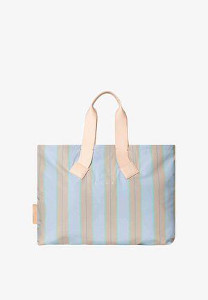 Stor rektangulær tote-taske med vertikale lyseblå og beige striber og brede beige håndtag mod en hvid baggrund.