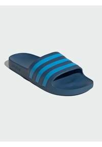 Plava klizna sandala s teksturiranom površinom, tri horizontalne tamnoplave pruge i široka traka preko vrha za podršku stopalu.