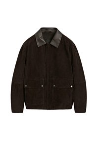 Giacca in suede marrone scuro con collo in pelle nera, chiusura con zip frontale e due tasche anteriori con patta e bottone a pressione.