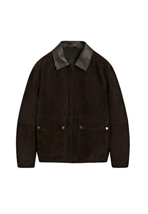 Dunkelbraune Wildlederjacke mit schwarzem Lederkragen, Frontreißverschluss und zwei vorderen Klappentaschen mit Druckknopf.