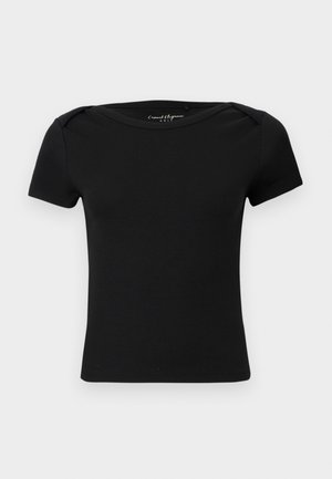 Čierny priliehavý krátky rukáv s rebrovanou textúrou a výstrihom do člna, so štítkom "Casual Elegance ONLY" vo vnútri goliera.