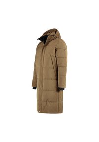 Lange bruine gewatteerde winterjas met capuchon en zijzakken, met zwarte binnenmanchetten en een kleine patch op de linkermouw.