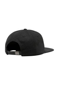 Cappello snapback in lana nera con visiera piatta e cinturino in plastica regolabile. Presenta un dettagli metallico sul cinturino e fori di ventilazione cuciti.