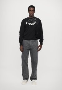 Evisu WORK PANT WITH DISTRESSED BACK DAICOCK SHAPE - Brīva piegriezuma džinsi - grey