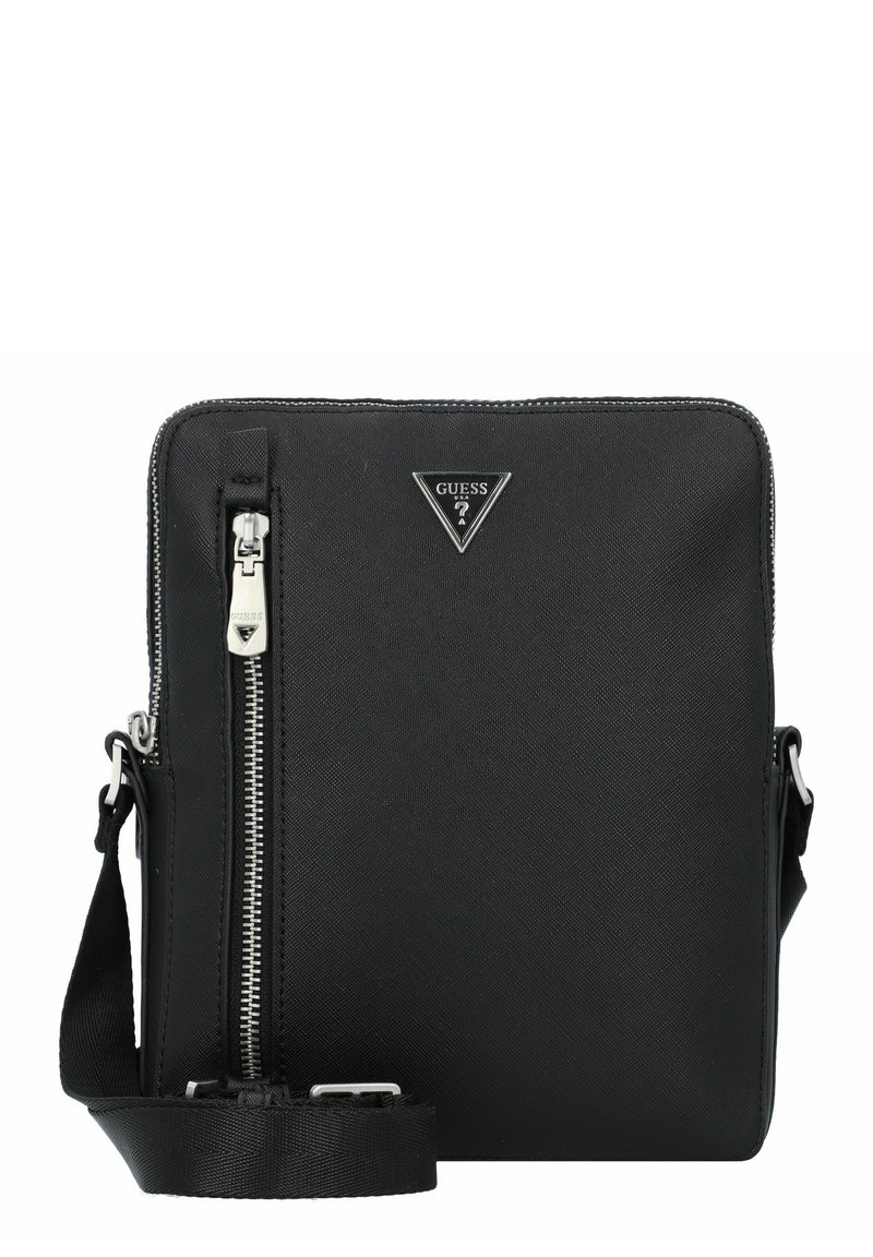 Bolso cruzado sintético negro con acabado texturizado, cremallera plateada, correa ajustable y un prominente logo triangular de Guess.