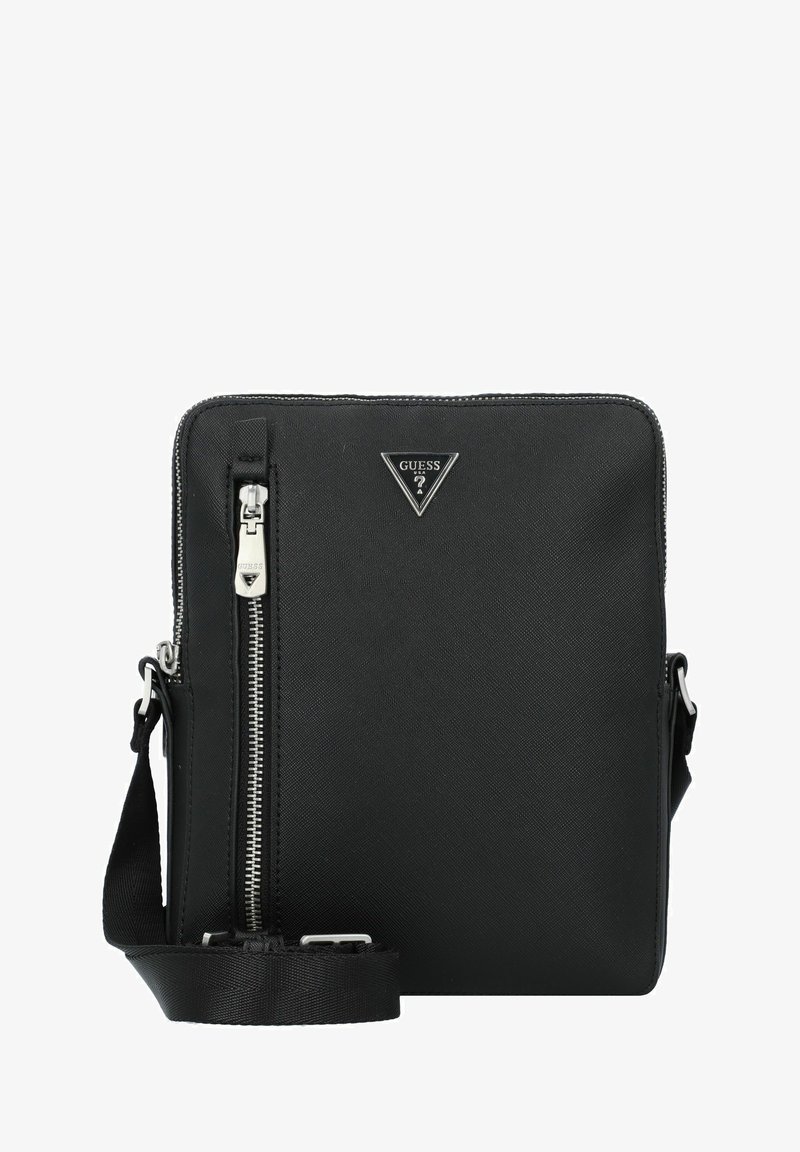 Borsa a tracolla nera in materiale sintetico con una finitura testurizzata, zip argentata, tracolla regolabile e un prominente logo triangolare Guess.