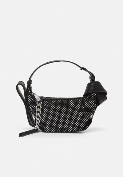 Sac à main noir avec des embellissements cloutés, une bandoulière en chaîne et une poignée en cuir lisse, de forme arrondie et avec un compartiment zippé.