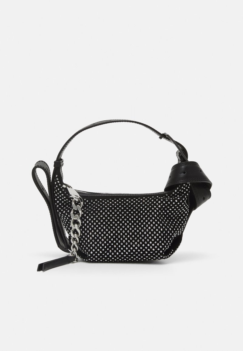 Sac à main noir avec un design texturé, orné de clous en argent et d'une bandoulière en chaîne argentée épaisse. Présente une forme élégante et minimaliste.
