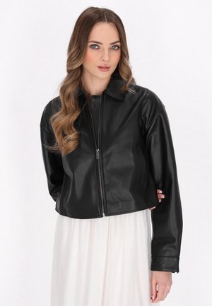 Giacca cropped nera in ecopelle con zip frontale, colletto e maniche lunghe. Texture liscia e forma sagomata.