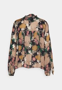 Blouse fleurie noire, ornée de grandes fleurs jaunes, roses et blanches. Manches longues avec poignets à boutons et encolure froncée pour plus de texture.