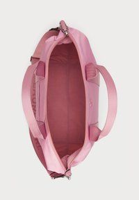 Rosa nylon håndveske med doble håndtak, glidelås og romslig innvendig plass. Har myk tekstur og stofffôr.