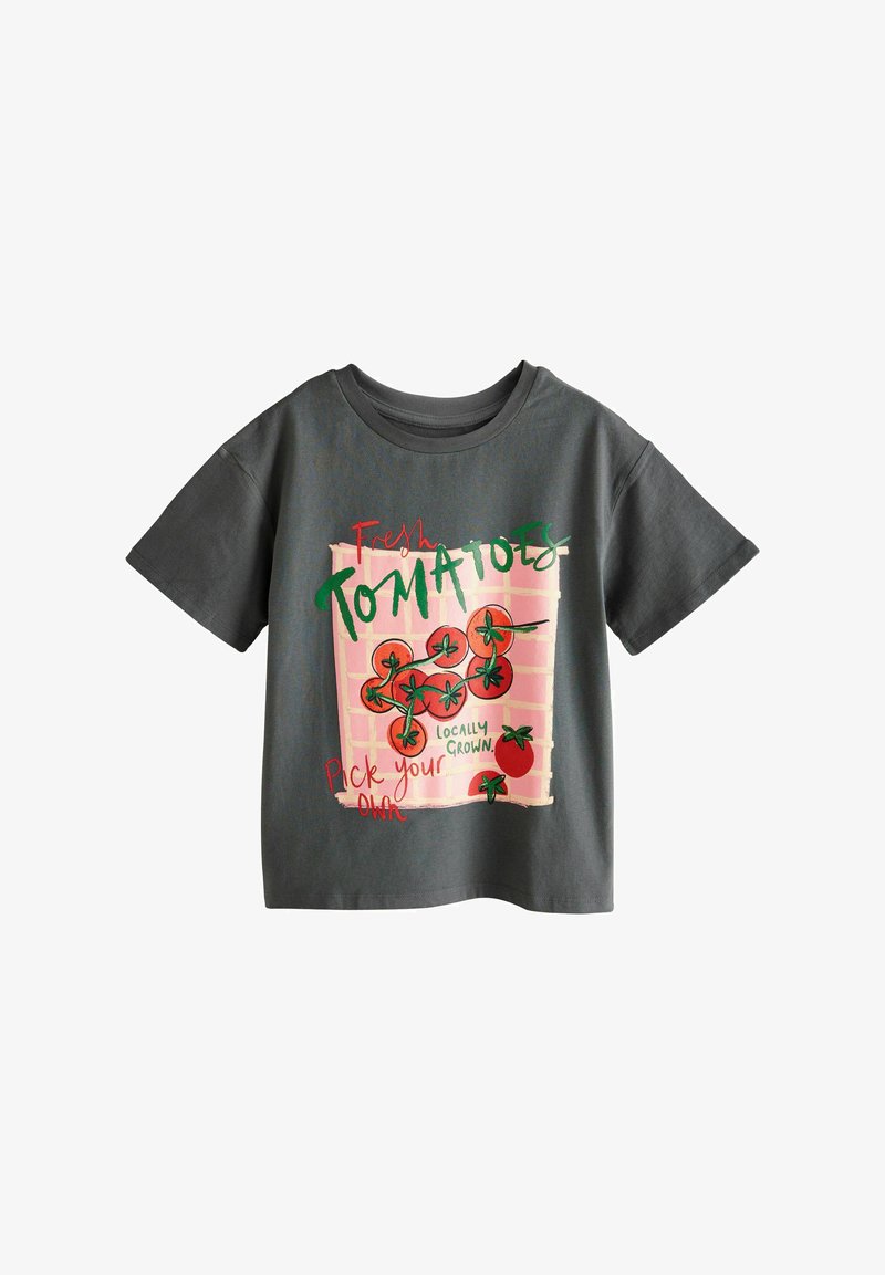 T-shirt gris foncé à manches courtes avec un graphique coloré de tomates rouges, texte vert "TOMATOES," et phrases "Fresh," "Pick your own," et "Locally grown."