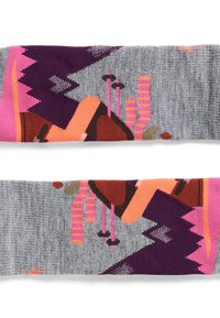 Calentadores de piernas con un fondo gris, diseños geométricos en rosa, púrpura y naranja, con una textura suave y acentos de color variados.