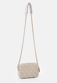 Beige tkaná taška s texturovaným povrchem, zlatým řetízkovým popruhem a bílými akcenty; obdélníkový tvar se zipovým uzávěrem.