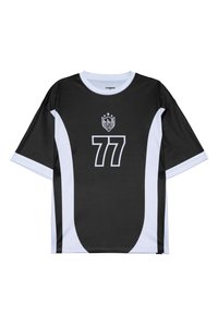 Camisa de desporto em preto e branco, com mangas curtas, apresentando um grande "77" na frente, um logótipo e painéis laterais curvados em contraste.
