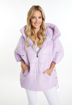Lavenderfarbenes Puffer-Jackett mit hohem Kragen, Reißverschluss, Seitentaschen und verstellbarem Zugbandsaum. Durchgehend gesteppte Textur.