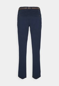 Pantalon bleu marine à jambes droites avec poches arrière boutonnées et ceinture marron foncé à la taille, vu de dos.