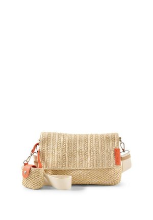 Sac bandoulière beige tissé avec rabat texturé, sangle crème détachable, petite pochette assortie avec détails en cuir orange et fermoirs métalliques.