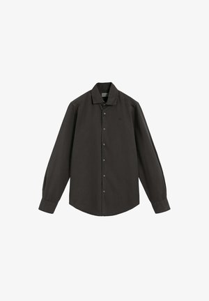 Camisa negra de manga larga hecha de un tejido suave, con cuello de botones, botones en la parte delantera y un dobladillo ligeramente curvado.