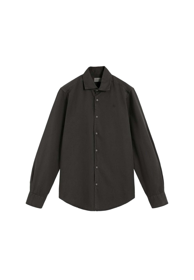 Camisa negra de manga larga hecha de un tejido suave, con cuello de botones, botones en la parte delantera y un dobladillo ligeramente curvado.