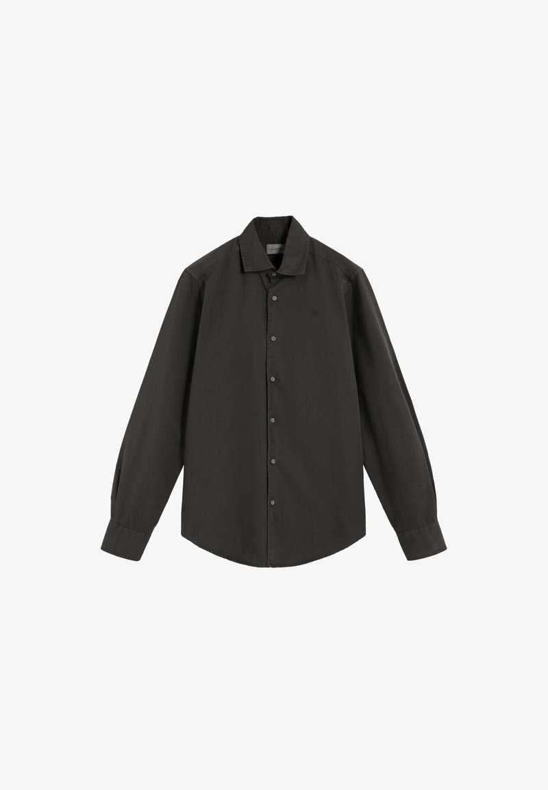 Camisa negra de manga larga hecha de un tejido suave, con cuello de botones, botones en la parte delantera y un dobladillo ligeramente curvado.
