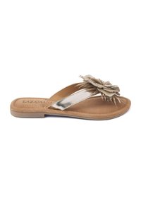 Infradito metallici oro con una soletta in suede color tan, caratterizzati da un accento floreale a strati sulla fascia. Suola piatta e design aperto.
