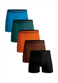 Fem par kalsonger i teal, mörkgrön, orange, brun och svart. Varje par har en svart midjeband med texten "MUCHACHOMALO".