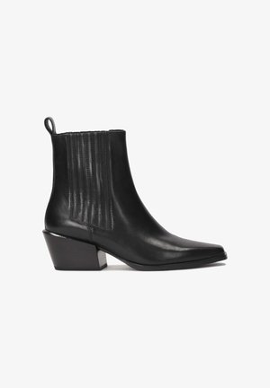 Fekete bőrből készült boka csizma hegyes orral, bordázott oldalsó panelek és tömbsarkal. Simább textúrájú, elegáns dizájn.