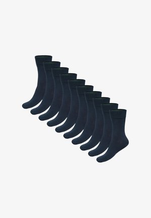 Dieci paia di calzini blu scuro semplici fino al polpaccio, disposti in una fila diagonale su uno sfondo bianco.