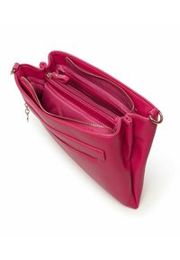 Fuchsia lædertaske med flere rum, herunder en lynlåslomme og en frontlomme. Glat overflade og guldaccenter.