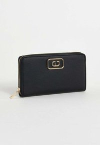 Portafoglio in pelle nera con hardware dorato, chiusura a zip e un logo sulla parte anteriore. Texture liscia con una forma rettangolare.