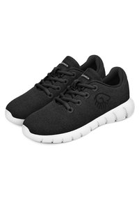 Schwarze Stoff-Sneaker mit strukturiertem Obermaterial, runder Zehenpartie, weißer Gummisohle und schwarzen Schnürsenkeln mit einem Designelement an der Seite.