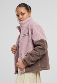 Karl Kani Flisinė striukė - rose taupe