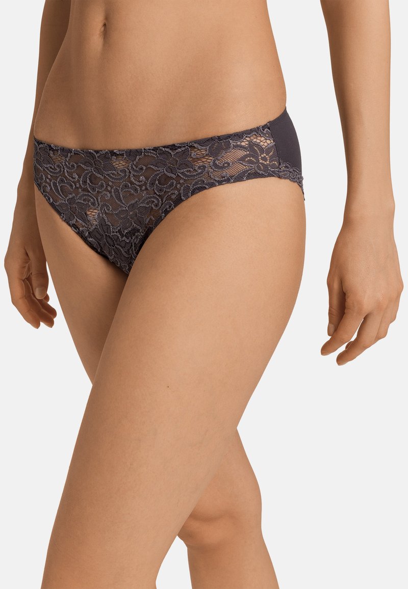 Tummanharmaa pitsibikini, jossa on kukkakuosi, sileä, kiinteä vyötärö ja puolisisäiset sivut. Pehmeä ja herkkä rakenne.