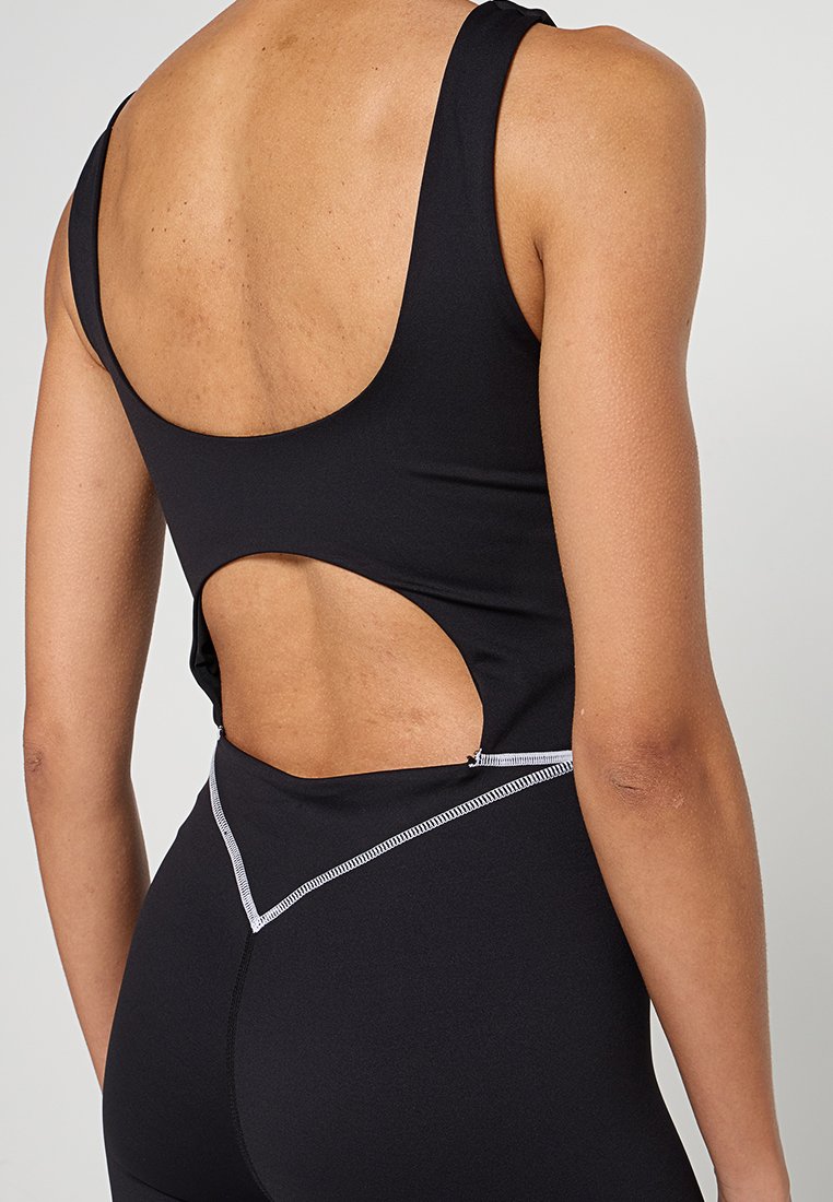 Schwarzes sportliches Tanktop mit Racerback-Design, Ausschnitt auf der Rückseite und weißen Nähten entlang der unteren Naht.