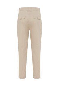 Pantalon beige à jambes droites avec poches arrière à rabat fermées par des boutons, passants de ceinture et coupe ajustée.