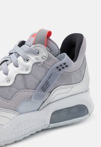 Jordan JORDAN MA2 - Sapatilhas - wolf grey/black/metallic silver/pure platinum/infrared 23