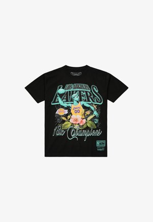 T-shirt noir avec un graphisme d'une statue de joueur de basket portant un maillot des Lakers, tenant un ballon, des fleurs et un texte "Los Angeles Lakers 18x Champions."