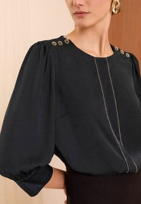Love & Roses PINTUCK CREW NECK BUTTON DETAIL  REGULAR FIT - Bluza - navy blue