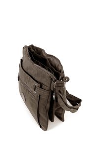 Braune Stoff-Schultertasche mit mehreren Fächern, Reißverschluss und verstellbarem Tragegurt. Mit einer Vordertasche und einem runden Logodetail.