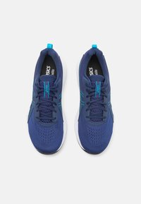Pantofi atletici din plasă albastră cu un superior respirabil, talpă albă și accente turquoise; prezintă un design cu șireturi și un tab la călcâi.
