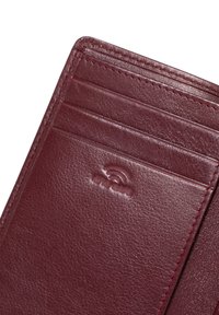 Bordeauxfarvet læderpung med fire kortlommer, synlige sømme og et præget RFID-signal symbol. Glat tekstur og minimalistisk design.